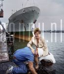 16-08-1994 Neelie Kroes at harbour of Rotterdam.

[keywords]Full Length, Ship, Affraid of falling, Laughing, Eurocommissaris[/keywords]